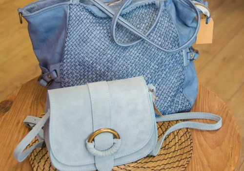 photo-sacs Deux sacs bleus exposés dans la boutique Biche des Bois